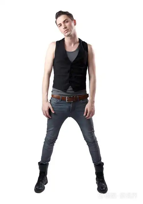 年轻时髦男性紧身裤与合影