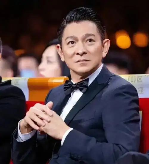 刘德华花5亿养大11岁女儿刘向蕙:跟父亲一起开画展,唱歌天赋好_腾讯