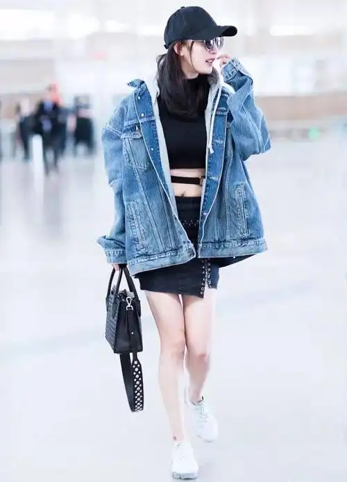 杨幂机场街拍服装同款,这一身穿搭的价格是40359元