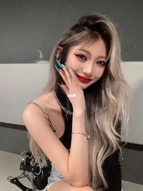 这个既满足了可以漂发染好看的发色,又不用担心黑发长出来尴尬,衔接