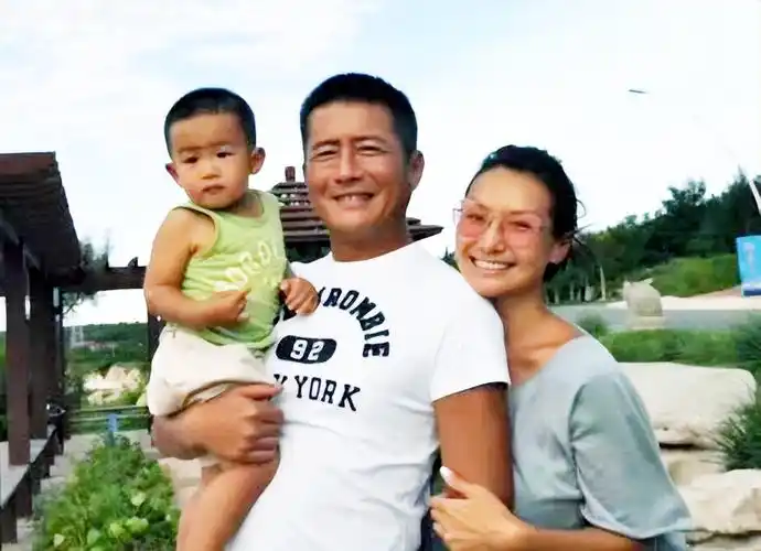 江珊离婚19年,婚事将近,前夫高曙光的人生状况怎样?