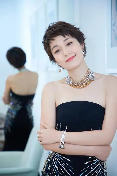 马伊琍露肩礼服亮相秀锁骨 佩戴高级珠宝优雅大气