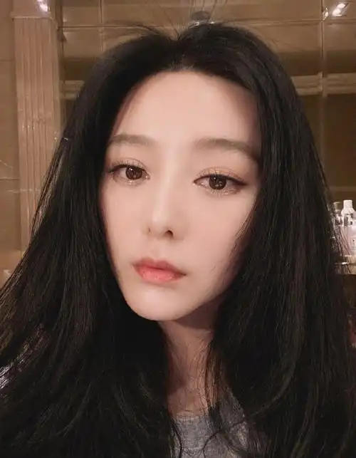 范冰冰晒九宫格自拍 穿小飞象睡衣黑发如瀑