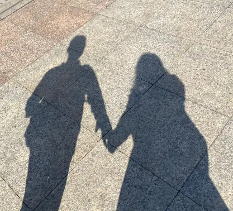 求情侣影子照片真实点