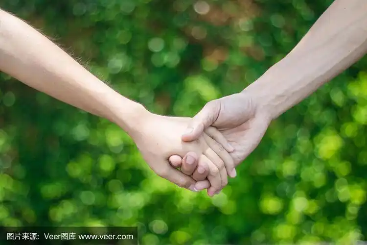 年轻人手牵手