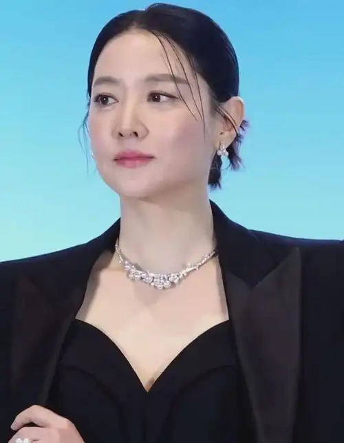 11月13日,韩国女星李英爱出席线下活动,52岁的状态引发热议