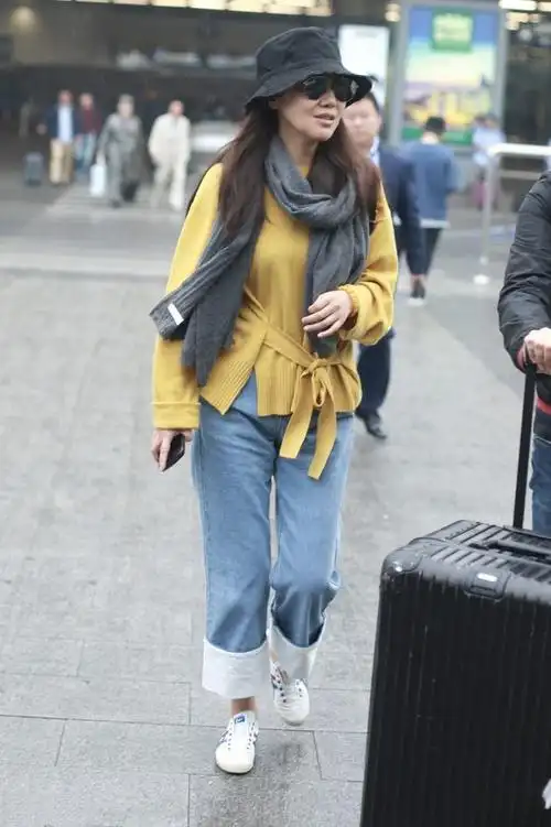 闫妮素颜出镜多大方啊眉尾淡的几乎没有肤色蜡黄是老但真实