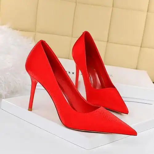 红色高跟鞋女结婚气质细跟尖头压纹绸缎百搭2021年新款秋冬季单鞋