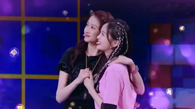 关晓彤吴宣仪节目中初见晓彤一动作瞬间拉近二人关系似好姐妹