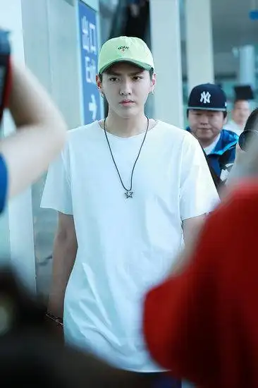 6张)6月10日傍晚19时,吴亦凡一身极简造型白t抵达上海机场,正式开启