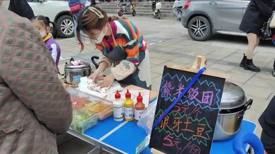 兰语文摆摊卖饭团