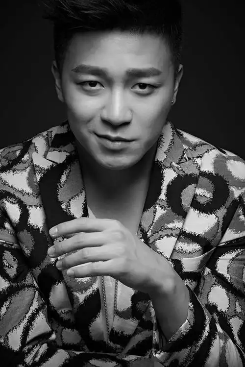 余枫入榜内地男明星人气top10 卖萌颜值高