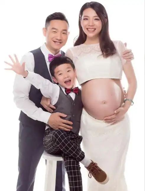 杨威一家五口甜蜜拍写真要当哥哥的杨阳洋超开心图