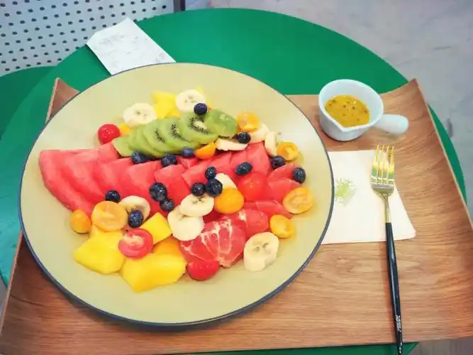 可以看见服务员制作全过程!桌椅和墙面都是清新的水果颜色!