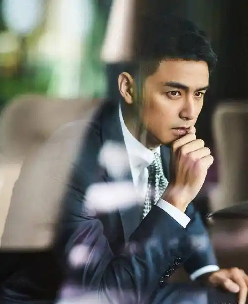 明道在翻红的路上反复试探?从螃蟹舞到烟熏妆,结果却_