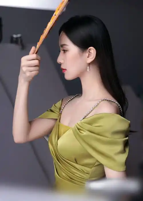 刘诗诗穿晚礼服享受下午茶,秀出窄肩薄背,这坐姿也是很性感_颜色_的