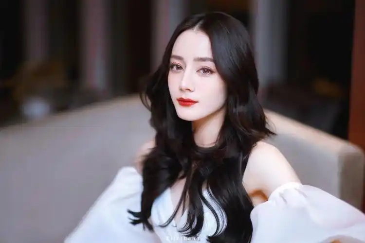 迪丽热巴白色仙女裙,今天是仙气飘飘白雪公主迪