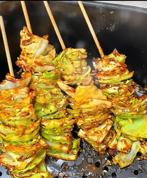 今天突然好想吃烧烤～安排了一个低卡包菜串串,用了将近半个包菜,吃得