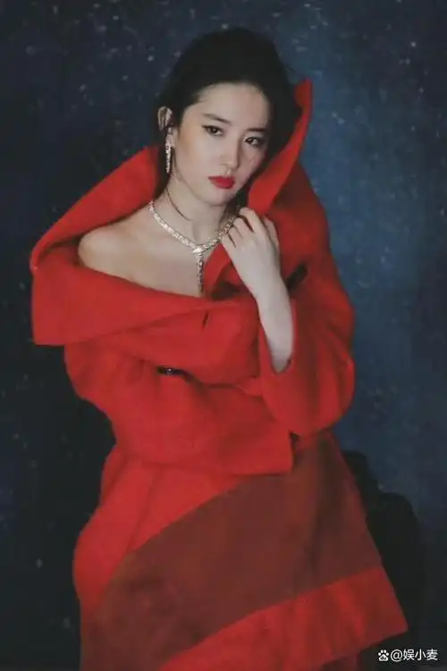 刘亦菲的裙子太露了,披一件红床单就挺好,像个刚经过婚闹的新娘|大衣
