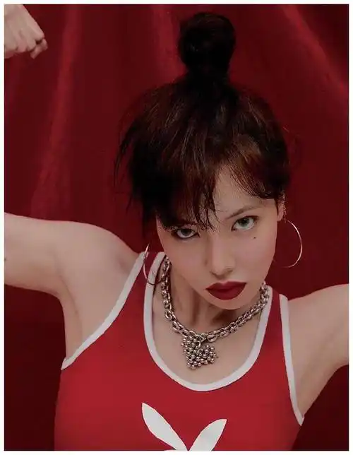 搭配粉红色针织开衫的造型,头顶上有一条大蝴蝶结,连朋友都没有的节奏