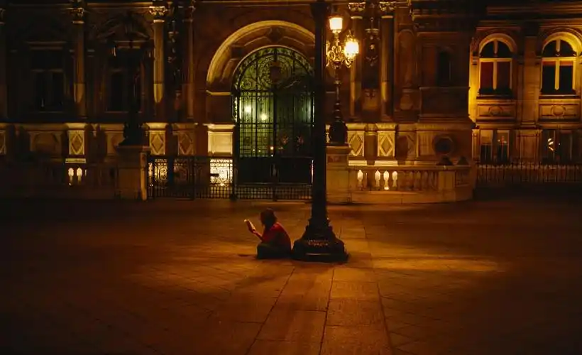 晚上路灯下女生唯美背影