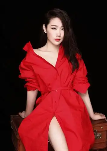 "疗伤歌后"孙露红色诱惑 驱赶黑的寂寞