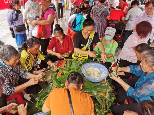 您"包粽子大赛 写美篇第三站:湘西长行村镇银行凤凰支行门口活动现场