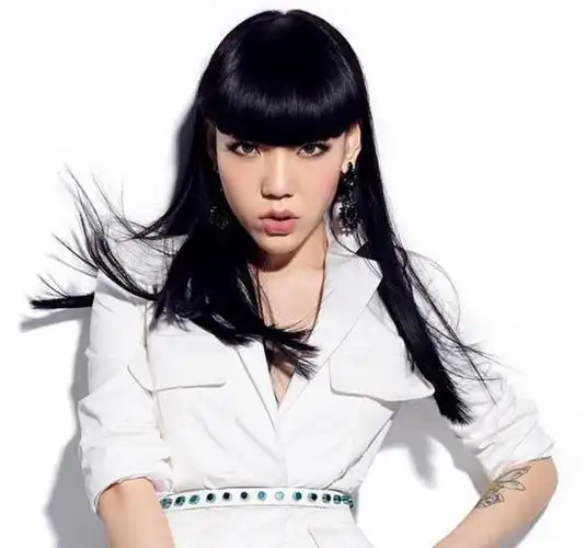 事实证明,一线歌手中"消失"的吴莫愁,早已走上一条"不归路"