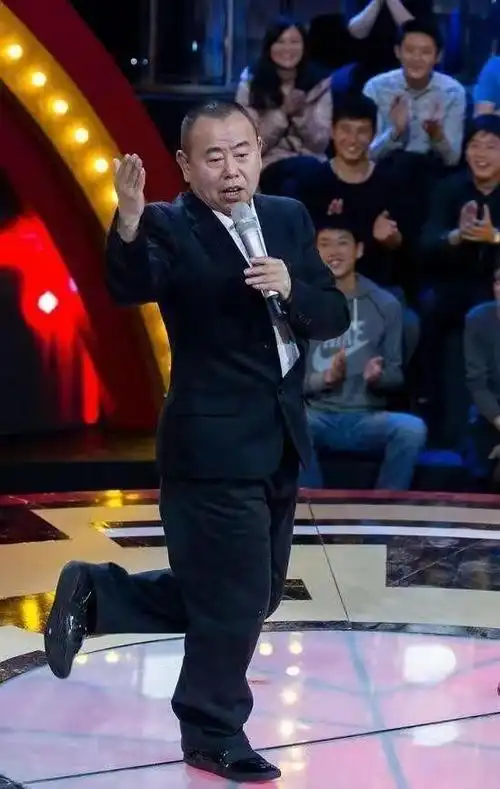 潘长江全家福曝光女儿貌美如花不像爸62岁老婆身材丰腴气质佳