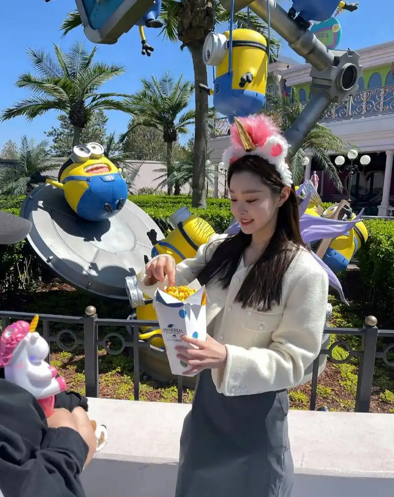 宋轶侧脸笑绝了,好美好甜#宋轶