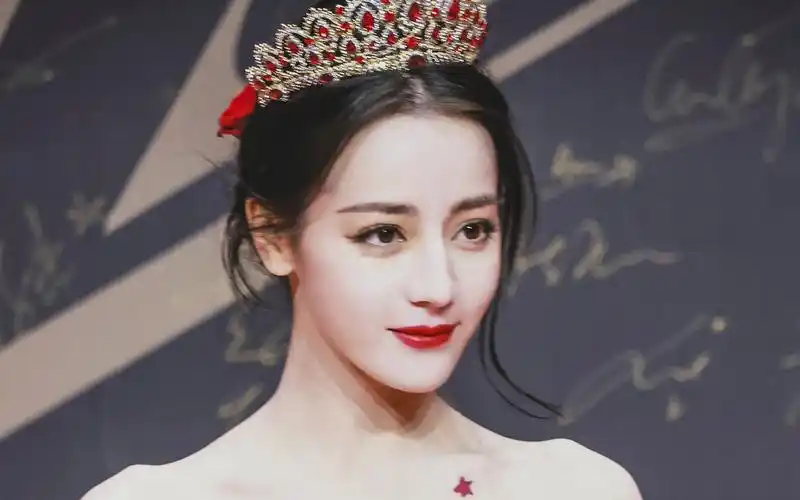 【迪丽热巴】热巴唱起玫瑰花瓣毫无偶像包袱,她真的是张口就来啊