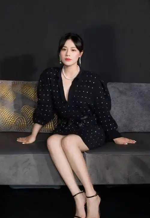 马思纯吸睛穿搭打破发福谣言,穿黑色波点裙装,秀小蛮腰大长腿_身材