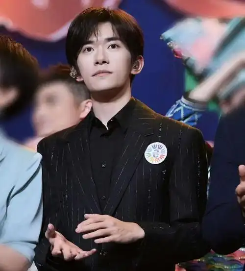 易烊千玺周冬雨复合?小s大女儿爱上具俊晔?郭敬明潜规则王楚然?