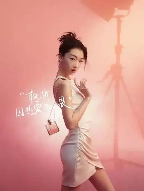 周冬雨新广告造型封神穿挂脖裙狐狸眼电力十足终于有女人味了