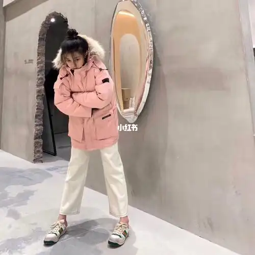 加拿大鹅粉色羽绒服