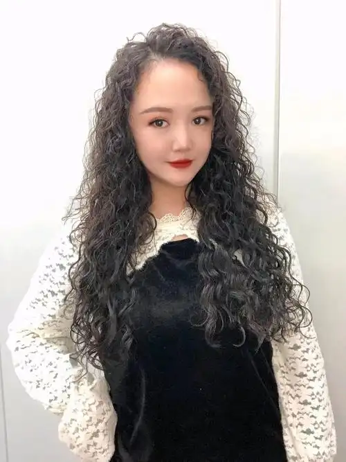 羊毛卷烫是一种广受欢迎的发型,其特点是将头发以不同角度和方向进行