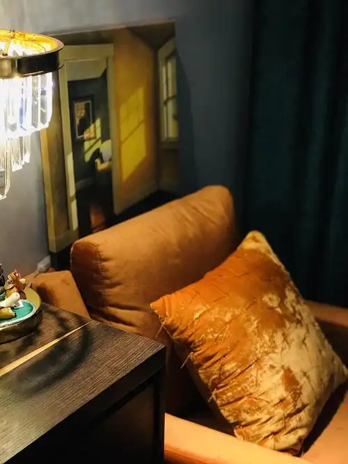 原本是咖啡色的,后来换成了暗蓝色,不过也挺好看的整体房间绿色系卧室