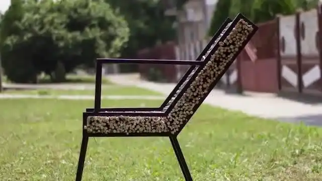 牛人焊了个造型别致的躺椅,用木棍当坐垫,简直太奇葩了