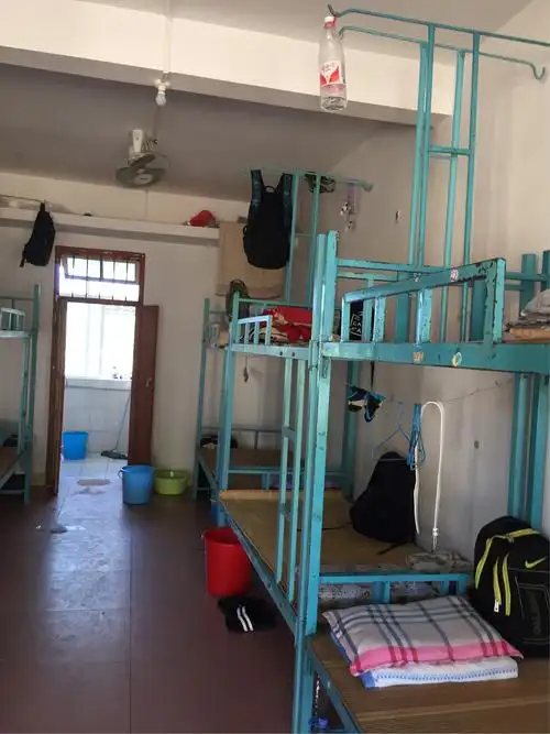 中学的作息时间表,在上周同学们的表现都挺好的,但在宿舍上却做得不好