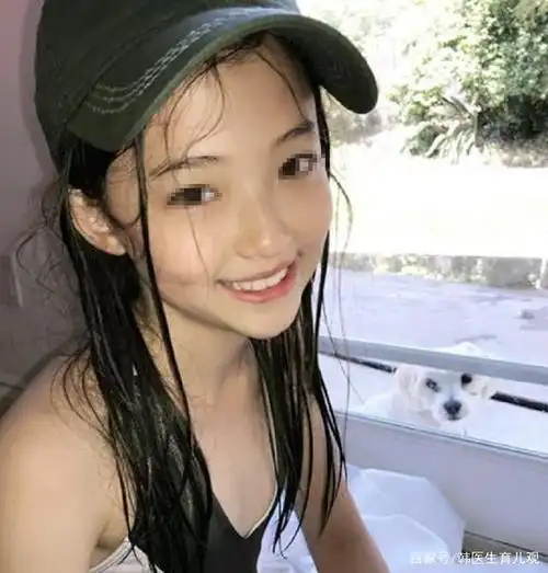 10岁因"成熟"自拍走红,现成签约模特:女孩早熟真的好吗?