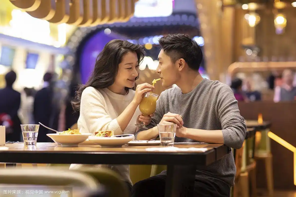 快乐的年轻情侣在餐厅约会