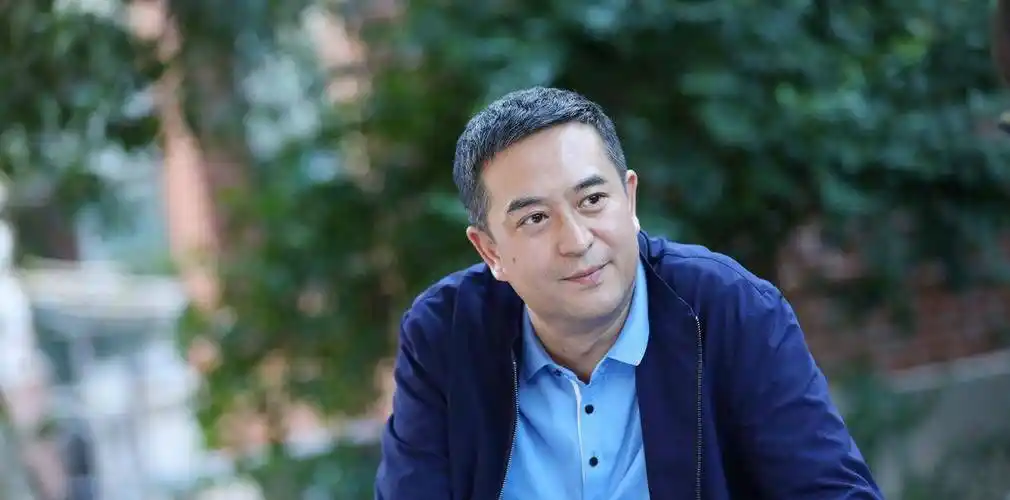 原创51岁张嘉译剧照曝光满头白发格外憔悴因患重病改名引网友热议