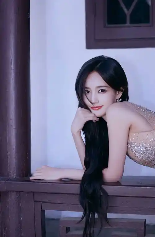 李一桐,那位散发着魅力的女神,无论是在荧幕上还是现实中,总是能给人