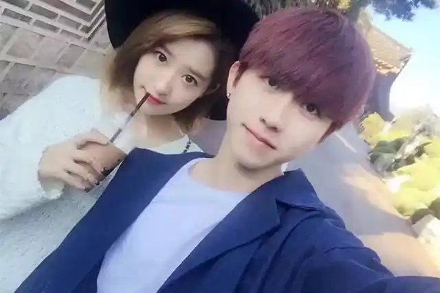 蔡徐坤女友曝光?戴情侣耳钉,晒同款自拍,女方是创造101选手