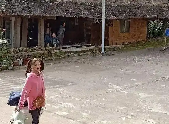 火箭少女杨超越现身农村网友村花回家过年了