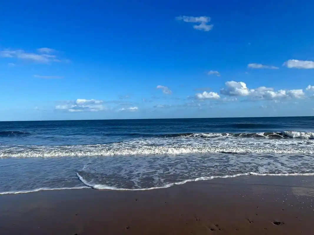 阳光沙滩,碧海蓝天,唯美的画面  - 抖音