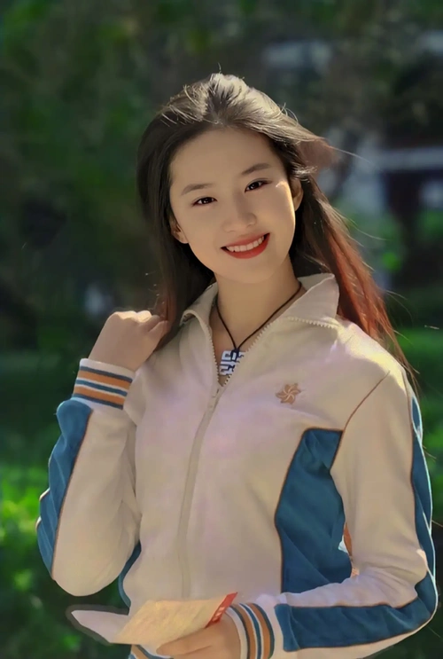 刘亦菲年轻时有多美穿运动装拍写真像邻家姐姐皮肤嫩到能掐出水