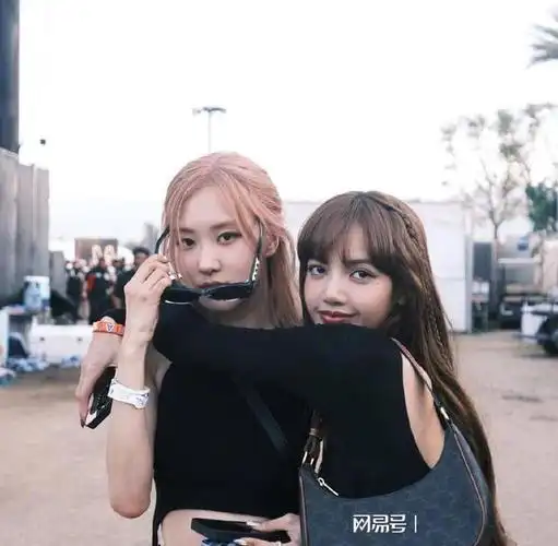 朴彩英与lisa揽腰贴脸超惊艳!