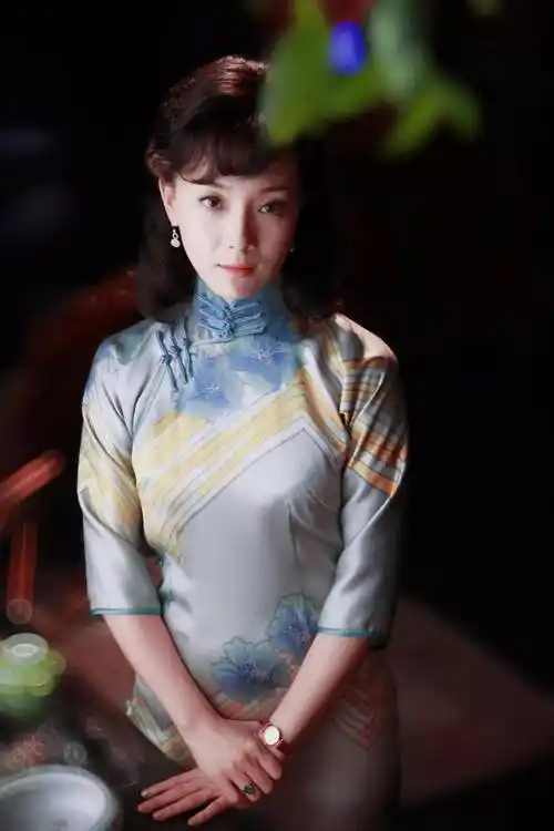 除了倾城之恋之外,陈数在新上海滩中的旗袍装也很让人惊艳,一身黑底子