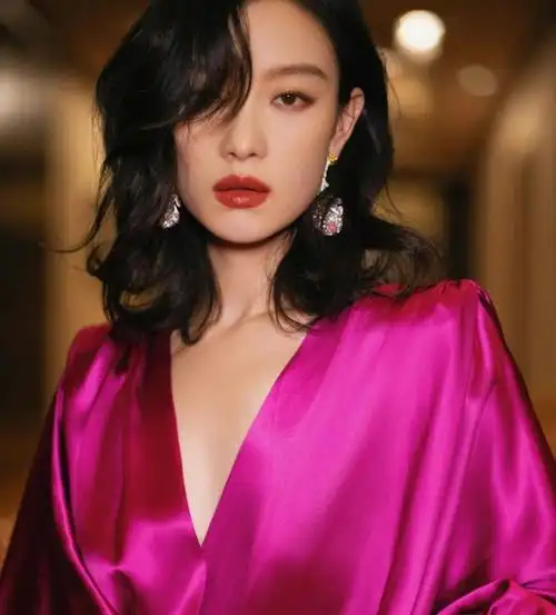 倪妮复古中长卷发造型 又美又a气场两米八